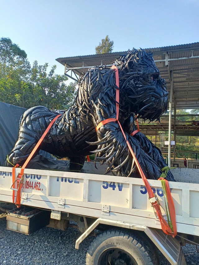 Gặp chủ nhân King Kong làm từ lốp xe đang gây bão MXH: Có lúc tự ngồi cắt lốp thấy rảnh thiệt - <a href=