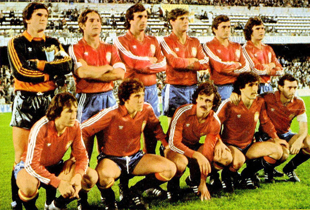 SELECCIÓN DE ESPAÑA. Temporada 1981-82. Arconada, Perico Alonso, Alexanco, Tendillo, Gordillo, Camacho. Saura, Víctor, Satrústegui, Zamora y Quini. SELECCIÓN DE ESPAÑA 2 SELECCIÓN DE BÉLGICA 0. 16/12/1981. Partido internacional amistoso. Valencia, España, estadio Luis Casanova. GOLES: 1-0: 7’, Satrústegui. 2-0: 87’, Satrústegui.