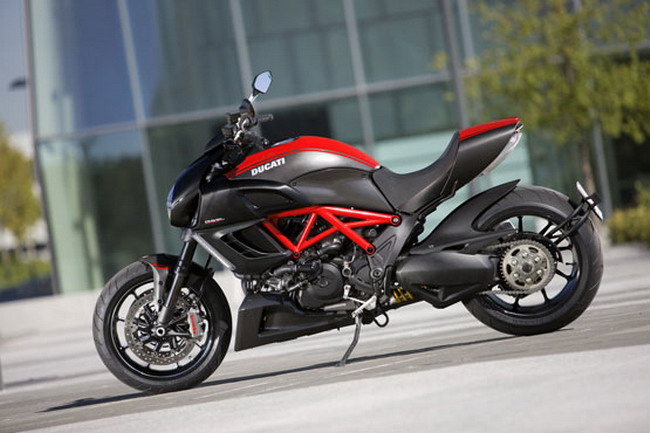 2011 Ducati Diavel Carbon Features and Benefits Concept