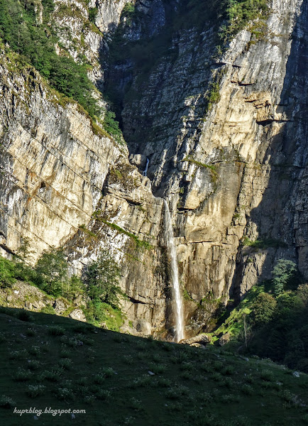 Водопад Мучуг издалека