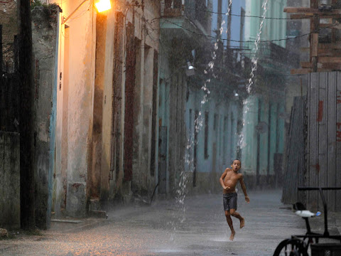 Foto de la Semana: "Niño bailando bajo la lluvia en La Habana"