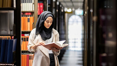 Membaca buku bukan hanya penting dilakukan untuk seseorang yang sedang menempuh masa studi Manfaat membaca buku untuk anak dan dewasa