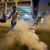 Policía reprime manifestación democrática en Hong Kong