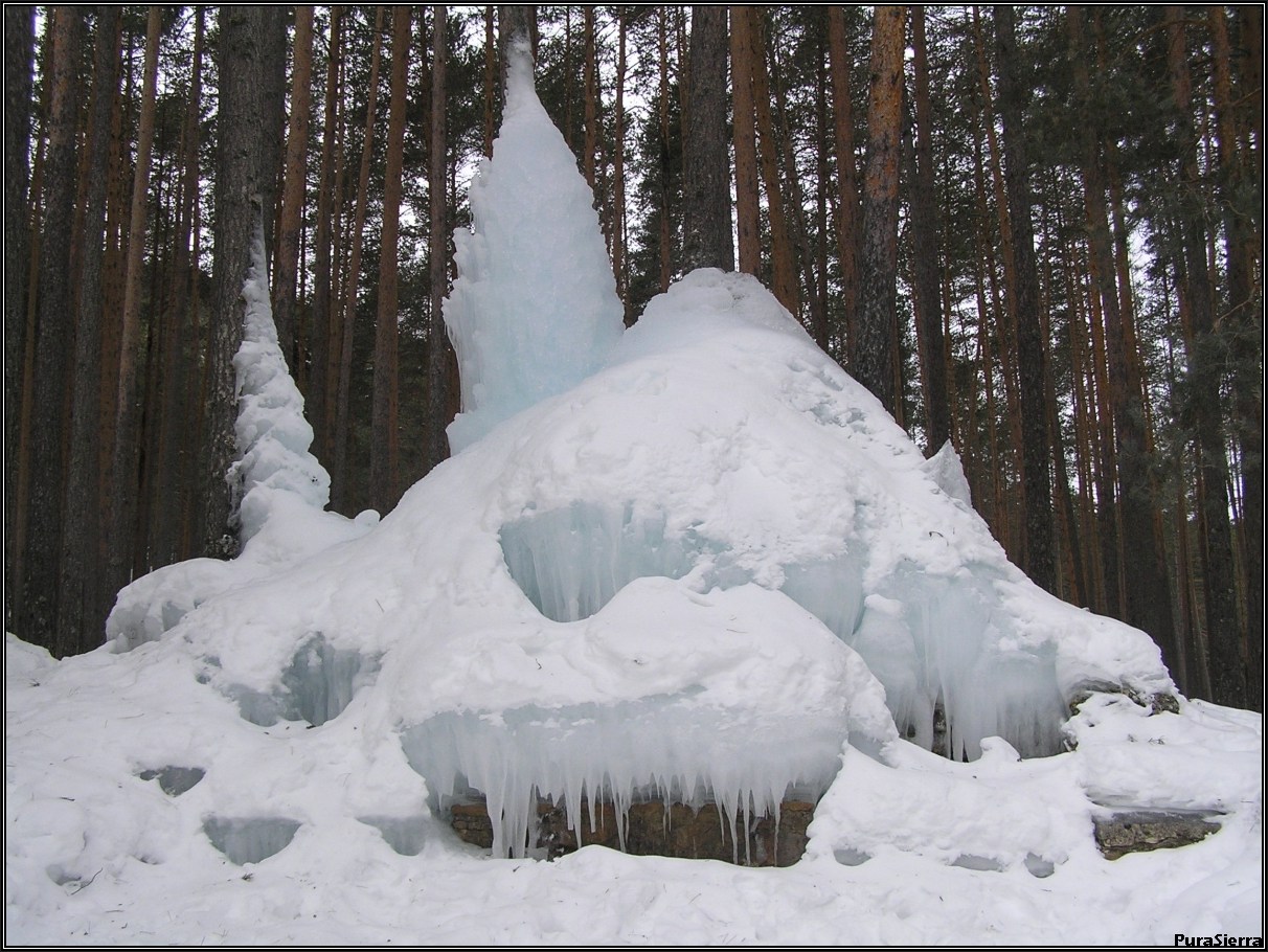 Formación de hielo en fuente de Vega Del Codorno