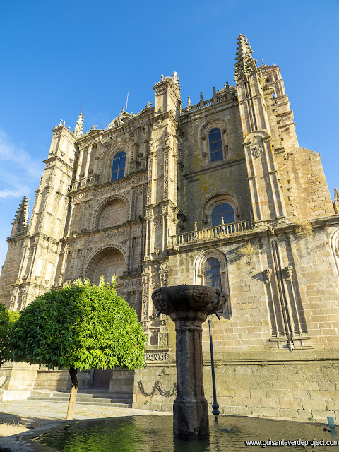 Catedral Nueva, portada - Plasencia, por El Guisante Verde Project