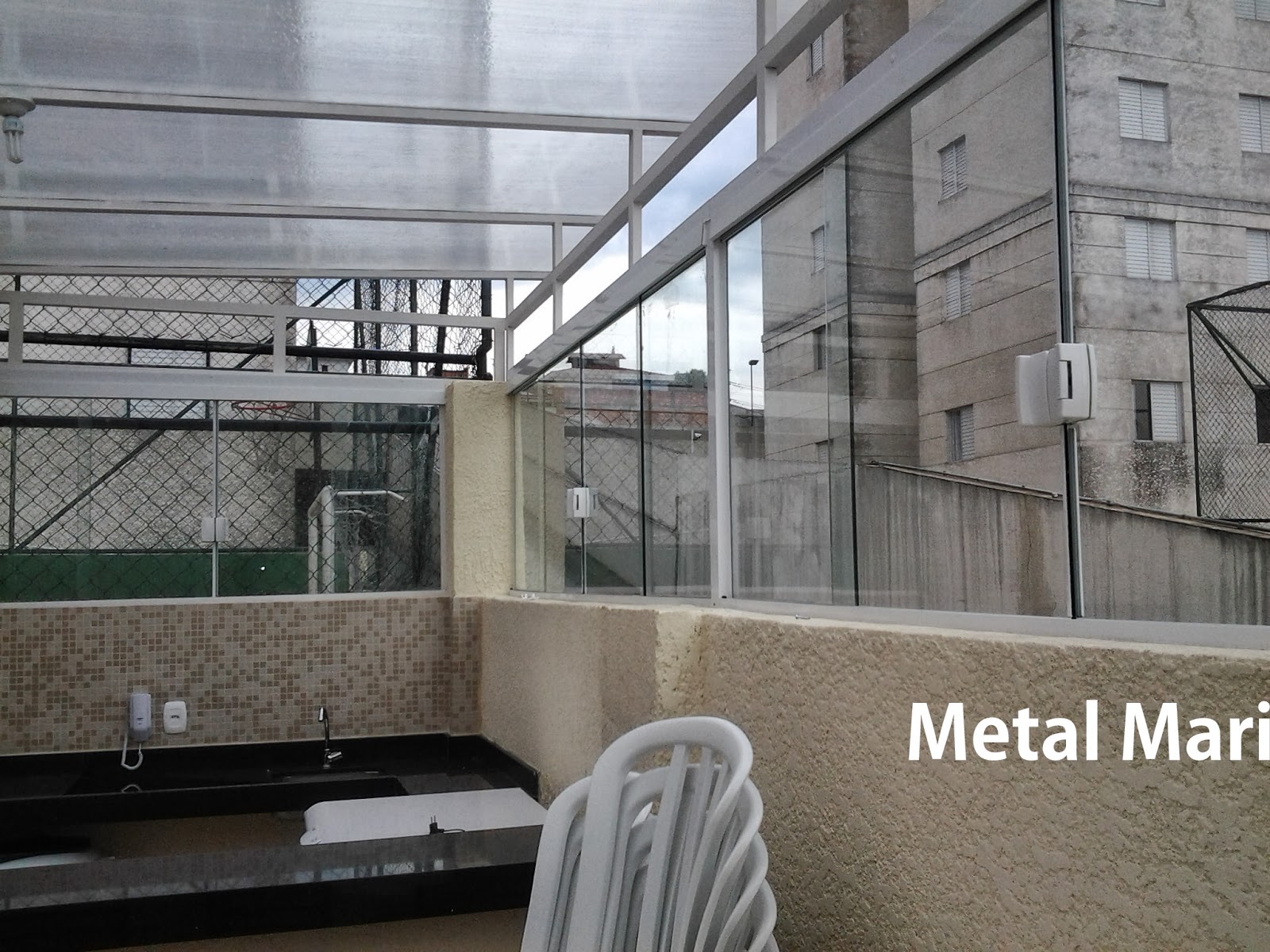  Metal  Mari  Esquadrias Vitro de vidro temperado incolor 