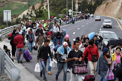 Refugiados venezuelanos na autopista Panamericana, Tulcán, Equador, após atravesaem a Colômbia