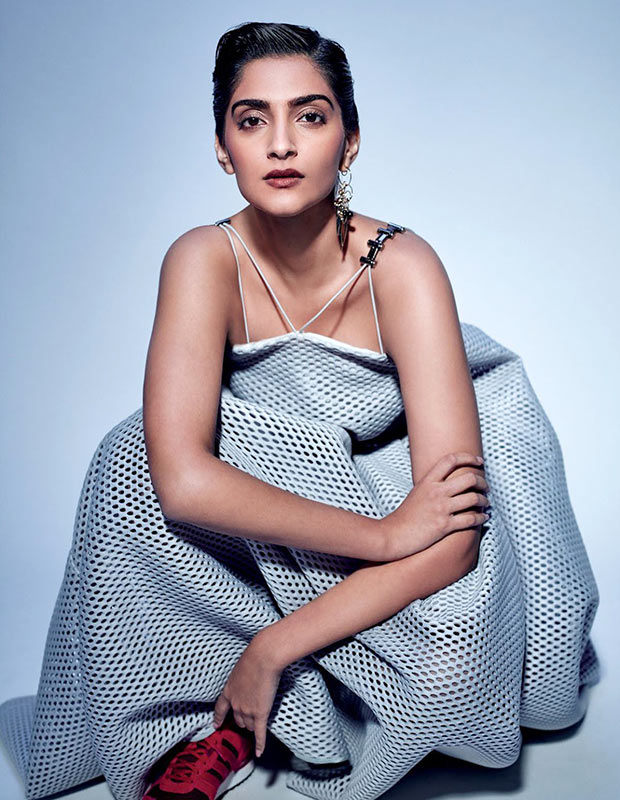 SONAM KAPOOR RAIH GELAR AKTRIS TERBAIK DI AJANG ASIAVISION MOVIE AWARDS 2016