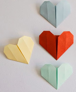 http://www.guiademanualidades.com/corazones-de-origami-paso-a-paso-33078.htm#more-33078