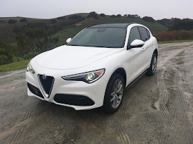 Front 3/4 view of 2018 Alfa Romeo Stelvio Ti Sport AWD