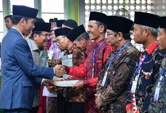 Presiden Jokowi Serahkan 510 Sertifikat Hak Tanah Wakaf di Sumbar