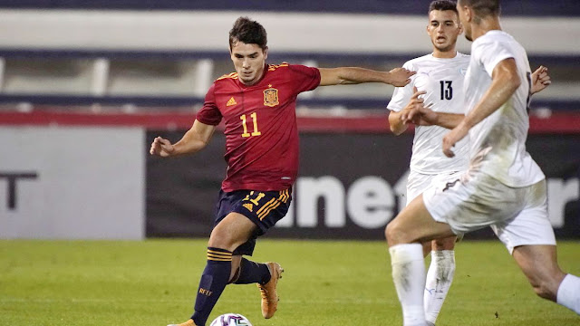 En la acción que precede al penalti, Brahim encara a Blorian tras superar a Gruper. SELECCIÓN DE ESPAÑA SUB 21 3 SELECCIÓN DE ISRAEL SUB 21 0. 17/11/2020. Campeonato de Europa de Selecciónes Sub 21 2021, fase de clasificación, Grupo 6, jornada 10. Marbella, Málaga, estadio Municipal Antonio Lorenzo Cuevas.