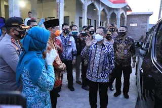 Ketum PKK Pusat Tri Tito Karnavian Door To Door Bagikan Masker di Kampung Nelayan