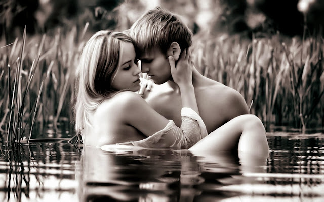 pareja en el agua en blanco y negro