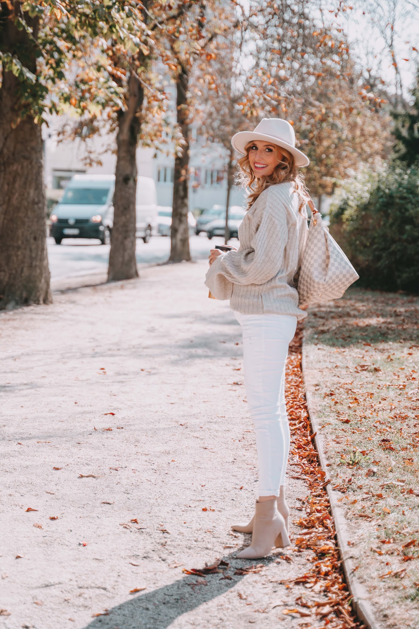 ein-edles-Outfit-in-creme-Tönen-