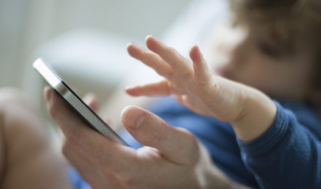 Società Italiana di Pediatria: "No a smartphone e tablet prima dei due anni"