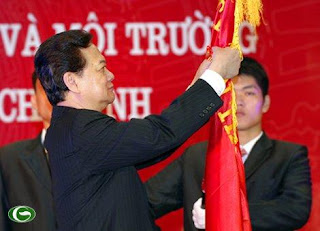 Thủ tướng Nguyễn Tấn Dũng gắn Huân chương Hồ Chí Minh lên lá cờ truyền thống của ngành Tài nguyên và Môi trường