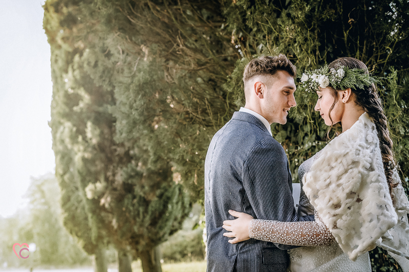 winter elopement a Chieri,Italia,in un viale di cipressi,bellissima luce,bohobride