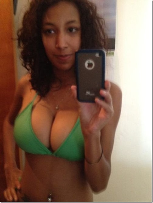 cleavage-sun-girls-26