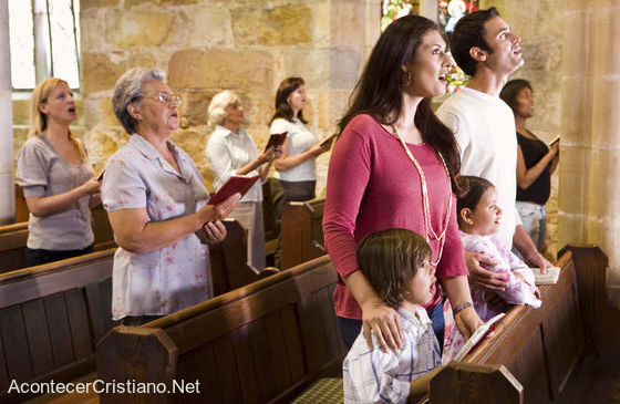 Asistencia al culto del domingo en iglesia