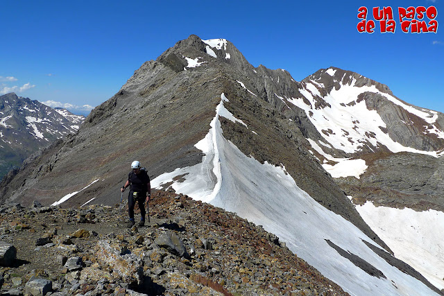 Llegando a la cima del Tucón Royo, con el Espadas en el centro y el Posets al fondo.