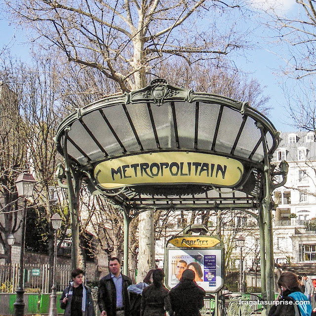 Estação Abbesses do Metrô de Paris em Montmartre em estilo Art Noveau