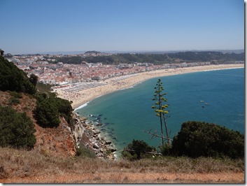 Une belle vue sur la plage sud de Nazaré
