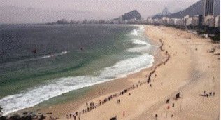 une chaîne humaine sur la plage de Copacabana