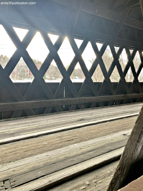 Interior del Puente Cubierto Middle Covered Bridge en Vermont