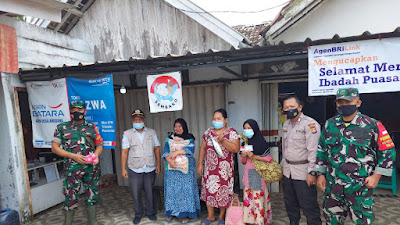 Personel Polsek Angsana Polres Pandeglang dan Babinsa Monitoring Pendistribusian BPNT kepada KPM