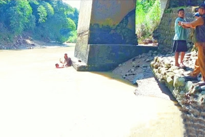 Bermain Tak Kunjung Pulang, AM Usia 9 Tahun Ditemukan Tewas Tenggelam di Sungai Cikawung