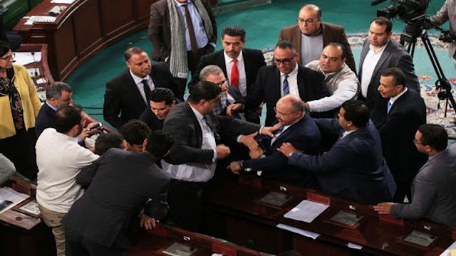 تونس : عرك و تشنج و تلاسن بالكلام بين النواب يتسبب في رفع الجلسة العامة بالبرلمان