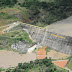 ADUTORA DE SERRO AZUL DESMATARÁ ÁREA DE PRESERVAÇÃO AMBIENTAL. SOMADO, O TRECHO QUE SOFRERÁ SUPRESSÃO EQUIVALE A TRÊS CAMPOS DE FUTEBOL E EXIGIRÁ A DERRUBADA DE IMPORTANTES ESPÉCIES DA MATA ATLÂNTICA.  PROMESSA DE GARANTIA DE ÁGUA PARA O AGRESTE PERNAMBUCANO, UMA DAS REGIÕES MAIS CASTIGADAS PELA SECA, A CONSTRUÇÃO DA ADUTORA DE SERRO AZUL (MATA SUL) EXIGIRÁ O DESMATAMENTO DE UMA ÁREA QUE, SOMADA, EQUIVALE A TRÊS CAMPOS DE FUTEBOL (UM CAMPO TEM 1 HECTARE). O PROBLEMA, ALERTAM ESPECIALISTAS, É QUE A SUPRESSÃO SERÁ FEITA EM BREJOS DE ALTITUDE, DISTRIBUÍDOS EM PALMARES, BONITO, BARRA DE GUARABIRA, CAMOCIM DE SÃO FÉLIX E BEZERROS, MUNICÍPIOS NOS QUAIS PASSARÃO OS 68 QUILÔMETROS DE EXTENSÃO DO CANAL ADUTOR.  ESSE TIPO DE ECOSSISTEMA, CONSIDERADO ÁREA DE PRESERVAÇÃO PERMANENTE (APP) PELO CÓDIGO FLORESTAL, É ESSENCIAL POR PRESTAR IMPORTANTES SERVIÇOS AMBIENTAIS E FUNCIONA COMO REFÚGIO PARA MUITAS ESPÉCIES ENDÊMICAS (SÓ ENCONTRADAS LÁ).  ALGUMAS ESPÉCIES DO BIOMA MATA ATLÂNTICA PRESENTES NO PERCURSO PELO QUAL IRÁ PASSAR A ADUTORA E QUE ESTÃO NA LISTA PARA SEREM SUPRIMIDAS ESTÃO O ARAÇÁ, CAROLINA, EMBAÚBA, GENIPAPO, INGÁ, SALGUEIRO E INGÁ MACACO, ALÉM DE EXÓTICAS (NÃO NATIVAS), COMO O EUCALIPTO, MANGUEIRA, JAQUEIRA E ESPATÓDEA. O EDITAL DE LICITAÇÃO PARA A CONSTRUÇÃO DA ADUTORA DE SERRO AZUL FOI LANÇADO NO DIA 23 PELO GOVERNO DE PERNAMBUCO, EM CERIMÔNIA NO PALÁCIO DO CAMPO DAS PRINCESAS.   DE ACORDO COM O BIÓLOGO E PROFESSOR DO DEPARTAMENTO DE BOTÂNICA DA UFPE, FELIPE MELO, A ADUTORA DE SERRO AZUL ENTRA COMO MAIS UM DE TANTOS OUTROS EXEMPLOS DE OBRA, COMO O COMPLEXO DE SUAPE, QUE TERÁ A SUPRESSÃO AUTORIZADA PELO LEGISLATIVO SOB A JUSTIFICATIVA DE QUE SE TRATA DE "OBRA DE INTERESSE PÚBLICO E SOCIAL" - JÁ QUE A LEGISLAÇÃO PERMITE DESMATAMENTO EM APPS COM ESSA RESSALVA, ANULANDO, MUITAS VEZES, A APRESENTAÇÃO DO ESTUDO E RELATÓRIO DE IMPACTO AMBIENTAL (EIA/RIMA). 