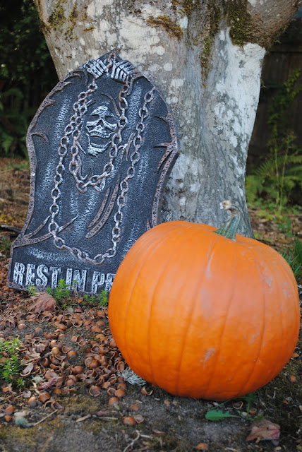 Pumpkin-patch-Halloween-graveyard- decor 