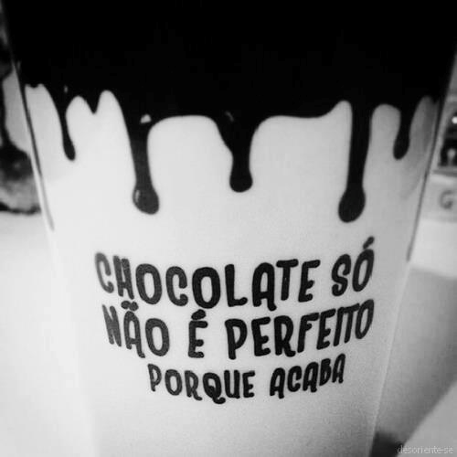 O texto "Chocolate só não é perfeito porque acaba" ressalta a triste realidade de que essa tentação irresistível é passageira. A imagem revela a textura suave e o aroma envolvente desse doce pecado que desperta os sentidos e proporciona momentos de prazer. A simplicidade e elegância do design da embalagem complementam a experiência sensorial de degustar esse presente dos deuses.