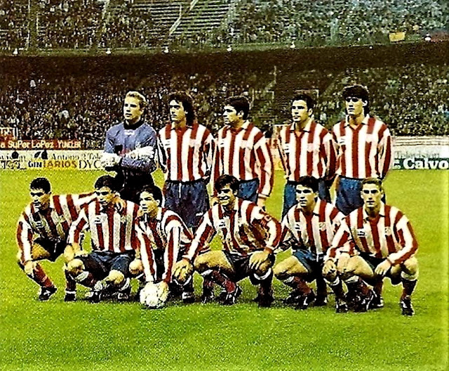 CLUB ATLÉTICO DE MADRID. Temporada 1993-94. Diego, López, Juanito, Quevedo, Caminero; Manolo, Kosecki, Luis García, Solozábal, Pedro y Pirri Mori. CLUB ATLÉTICO DE MADRID 4 F. C. BARCELONA 3. 30/10/1993. Campeonato de Liga de 1ª División, jornada 9. Madrid, estadio Vicente Calderón: 35.000 espectadores. GOLES: 0-1: 14’, Romario. 0-2: 24’, Romario. 0-3: 34’, Romario. 1-3: 47’, Kosecki. 2-3: 55’, Pedro. 3-3: 73’, Kosecki. 4-3: 88’, Caminero. 