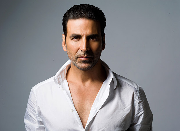 Photos Akshay Kumar obliges his fans with selfies on streets of London   Hindi Movie News  Times of India