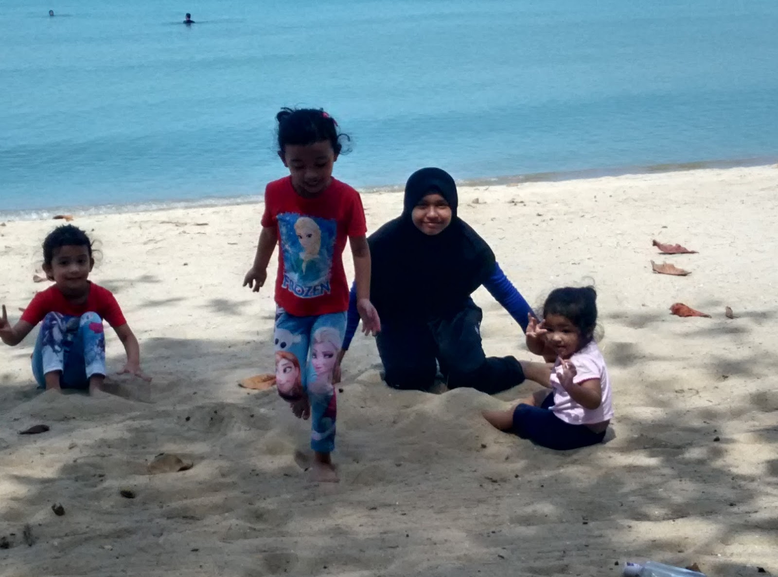 Ragam Anak Anak  Di Pantai  Pengkalan Balak Melaka SURIA 