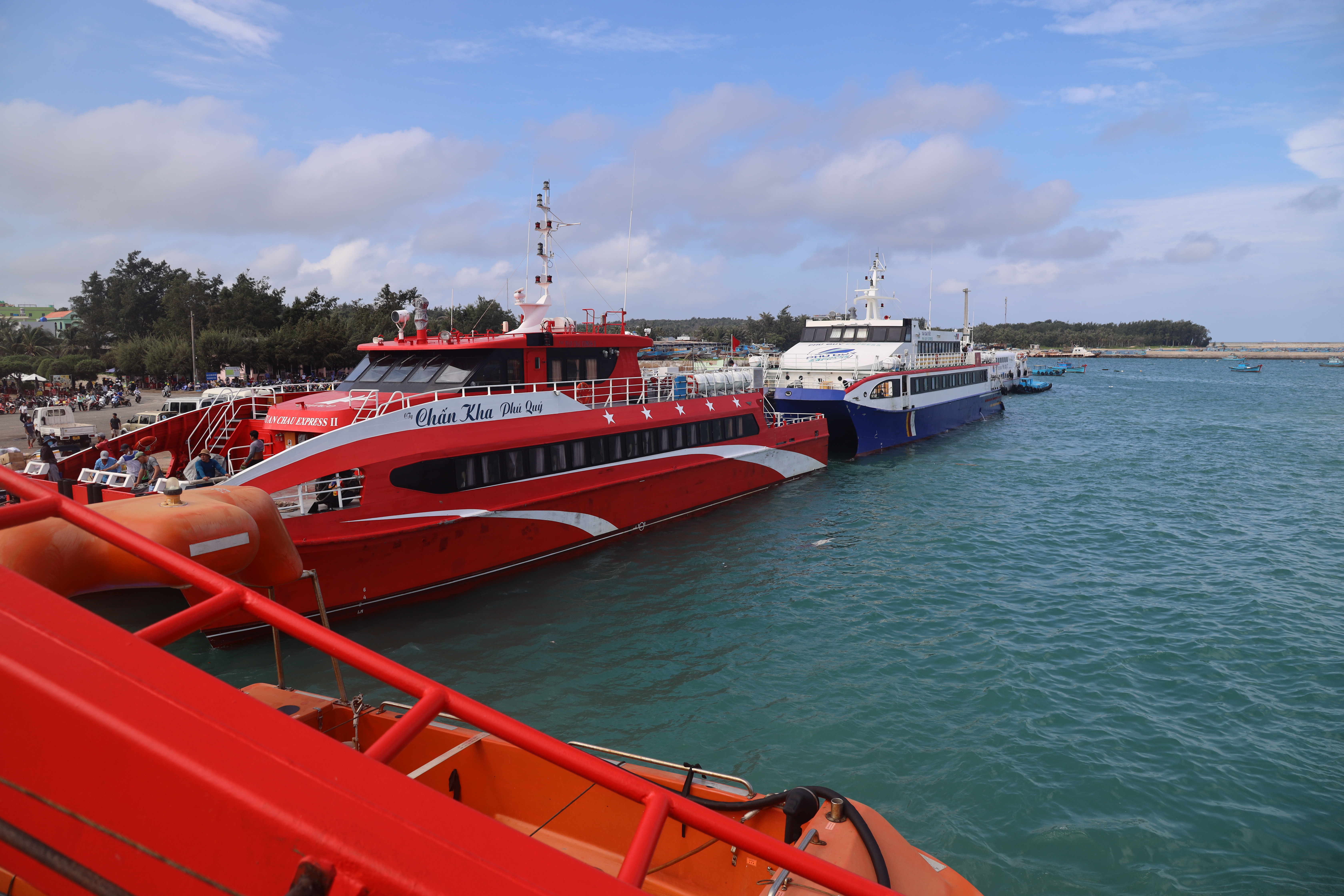 Tàu cao tốc Chấn Kha Phú Quý