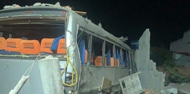 Duas pessoas morrem após explosão de fábrica de fogos em Crisópolis; proprietário é preso