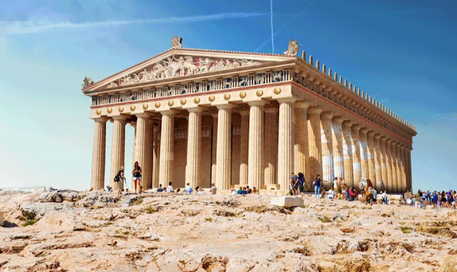 El Partenón es un templo períptero y octástilo.