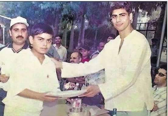 ashish nehra gives award to virat kohli