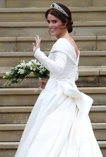 robe de mariée manche longue col & dos décolleté en V de la princesse Eugenie