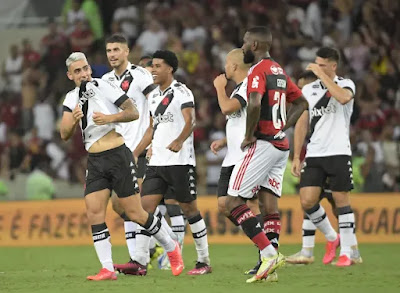 Vasco vence clássico, tira invencibilidade do Flamengo e se aproxima da semi