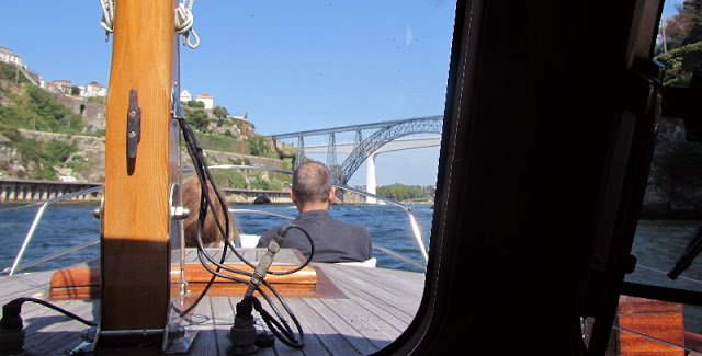 Passeio de barco no rio Douro