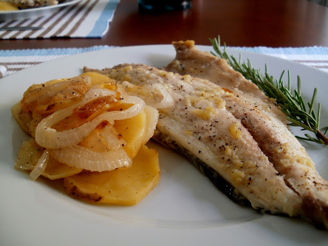 Dorada al horno con patatas, ajo y romero