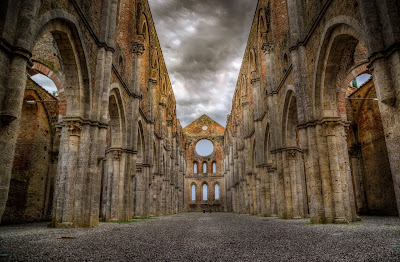 L'Abbazia di San Galgano deserta e la fede in isolamento per il coronavirus