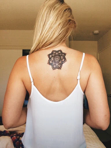 Chica tatuada con un mandala