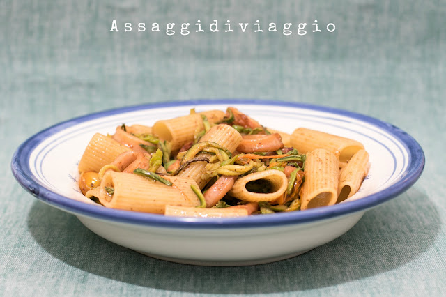 Rigatoni con calamari, zucchine ed i loro fiori