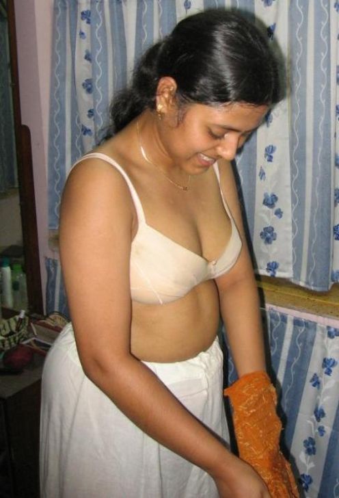 Nude Indian Desi aunty showing her big boobs 